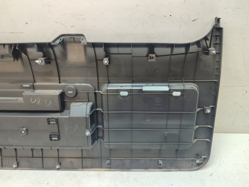 Обшивка крышки багажника