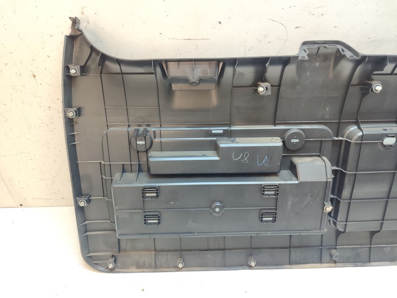 Обшивка крышки багажника