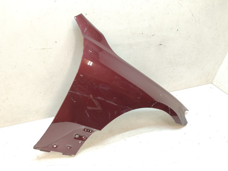 Крыло переднее правое