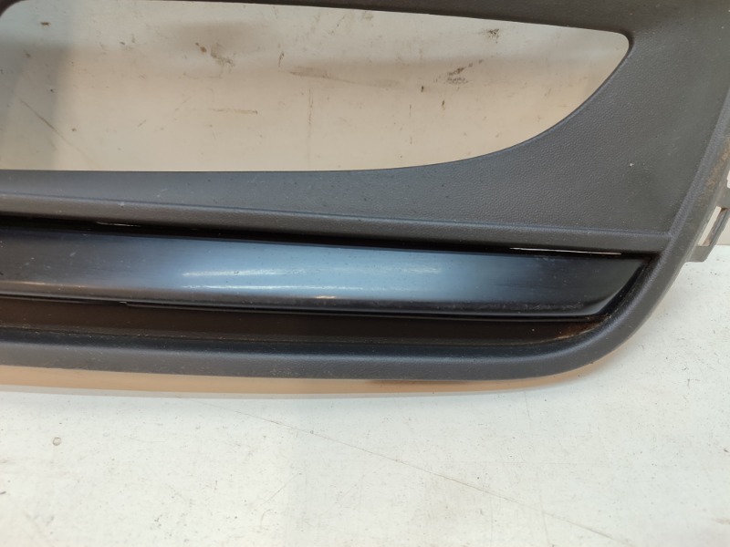 Рамка противотуманной фары левой