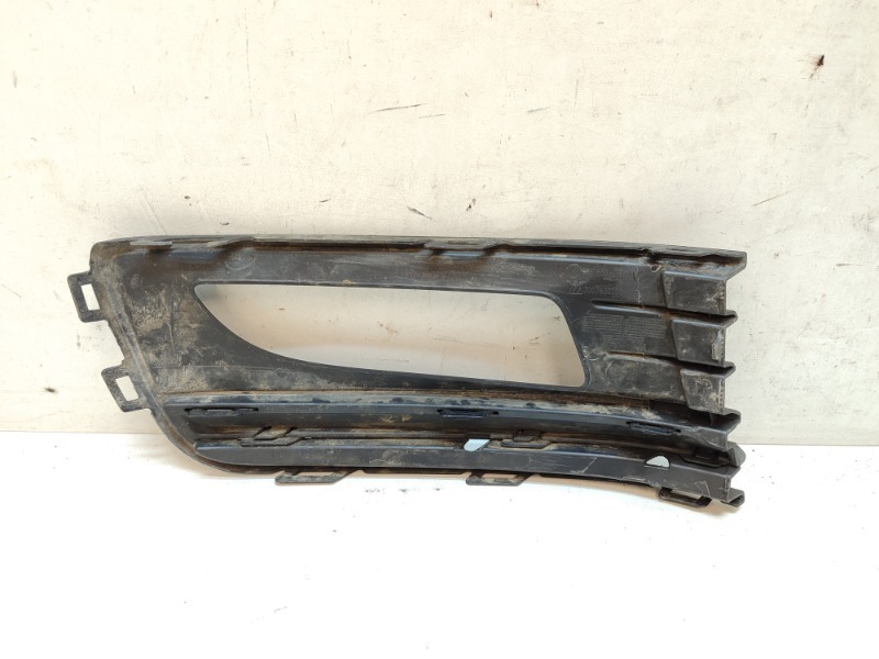 Рамка противотуманной фары левой