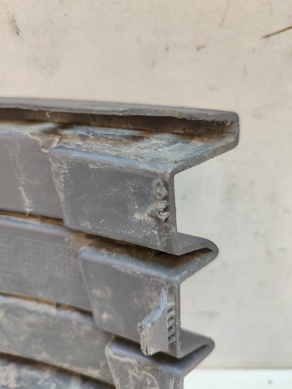 Рамка противотуманной фары левой