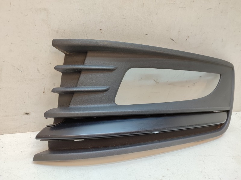 Рамка противотуманной фары левой