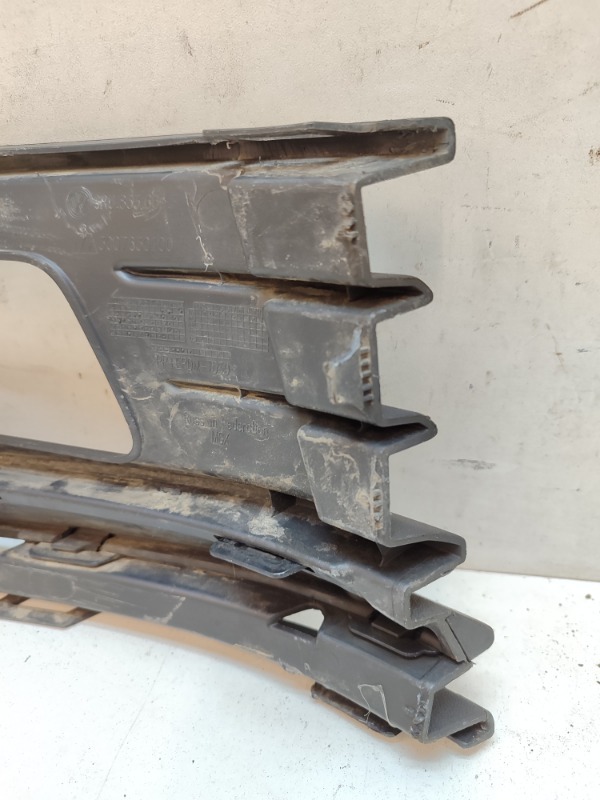 Рамка противотуманной фары левой