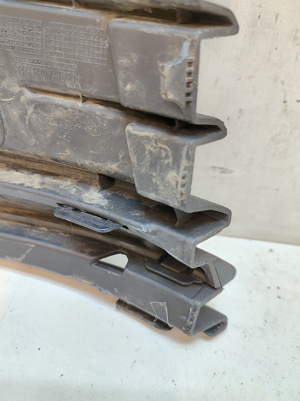 Рамка противотуманной фары левой