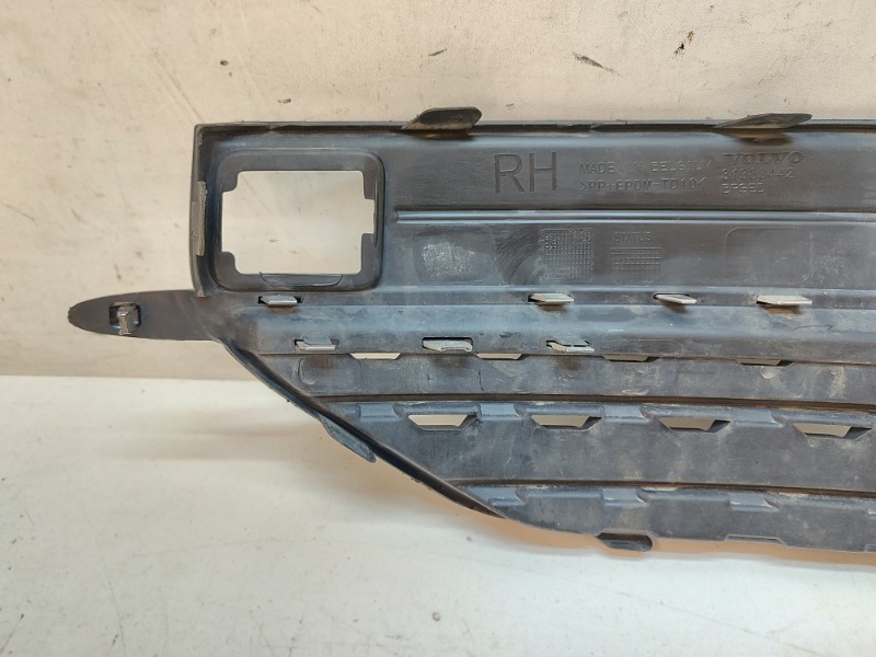 Рамка противотуманной фары правой