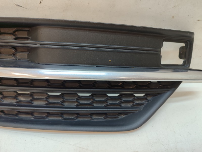 Рамка противотуманной фары правой