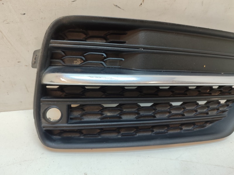 Рамка противотуманной фары правой