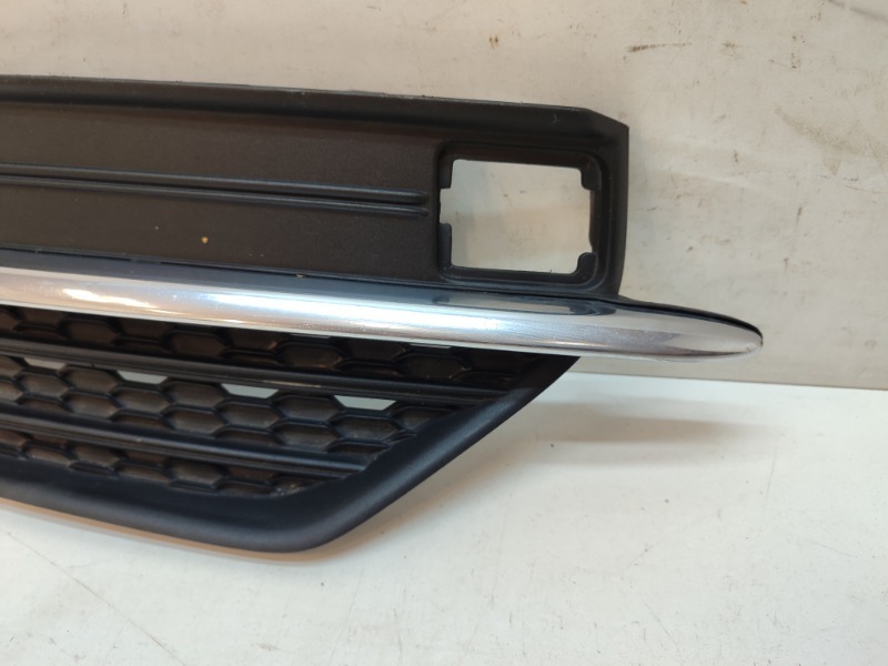 Рамка противотуманной фары правой