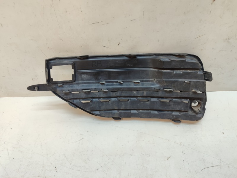 Рамка противотуманной фары правой