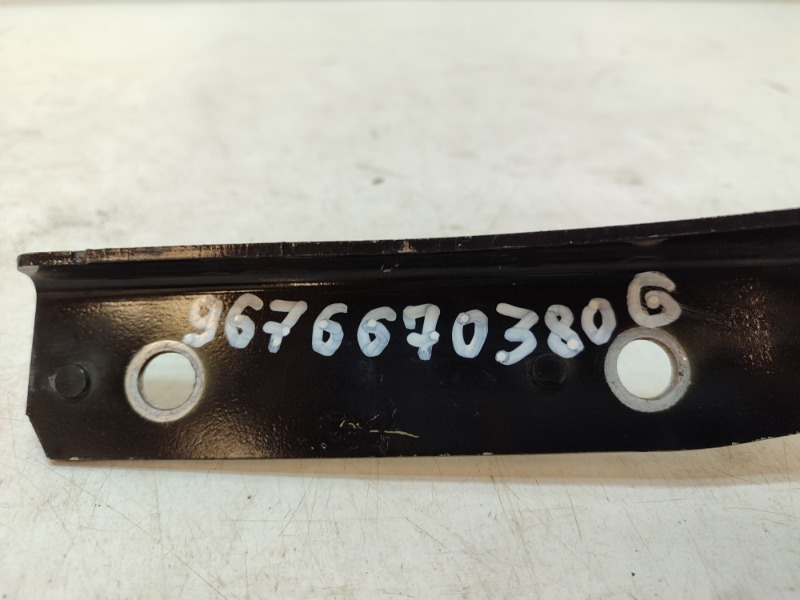 Петля капота левая