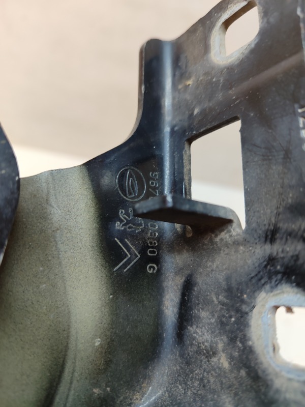 Петля капота левая