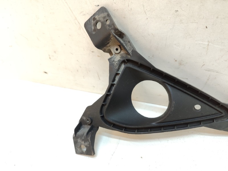 Рамка противотуманной фары левой