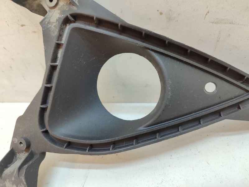 Рамка противотуманной фары левой