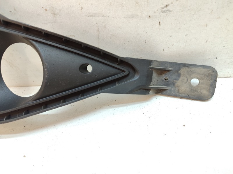 Рамка противотуманной фары левой