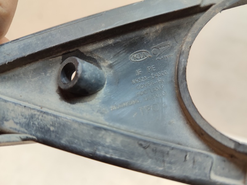 Рамка противотуманной фары левой