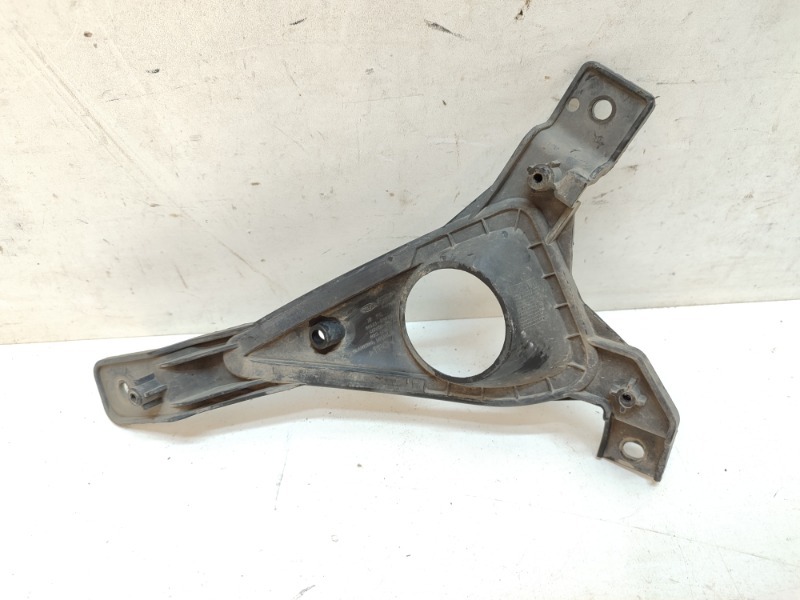 Рамка противотуманной фары левой