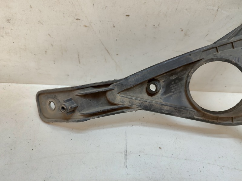 Рамка противотуманной фары левой