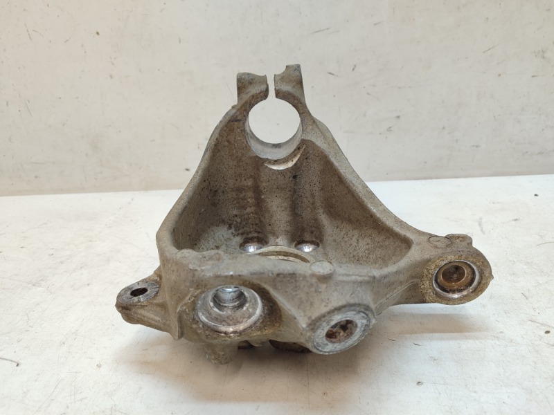 Кулак поворотный задний левый