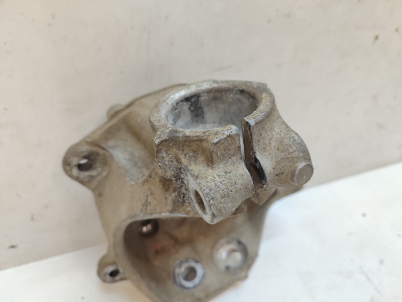 Кулак поворотный задний левый