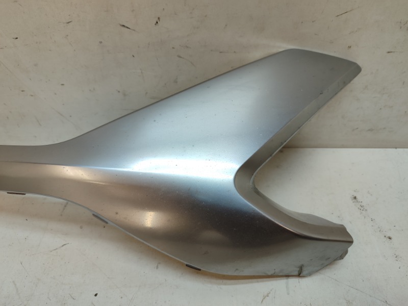 Молдинг переднего бампера правый