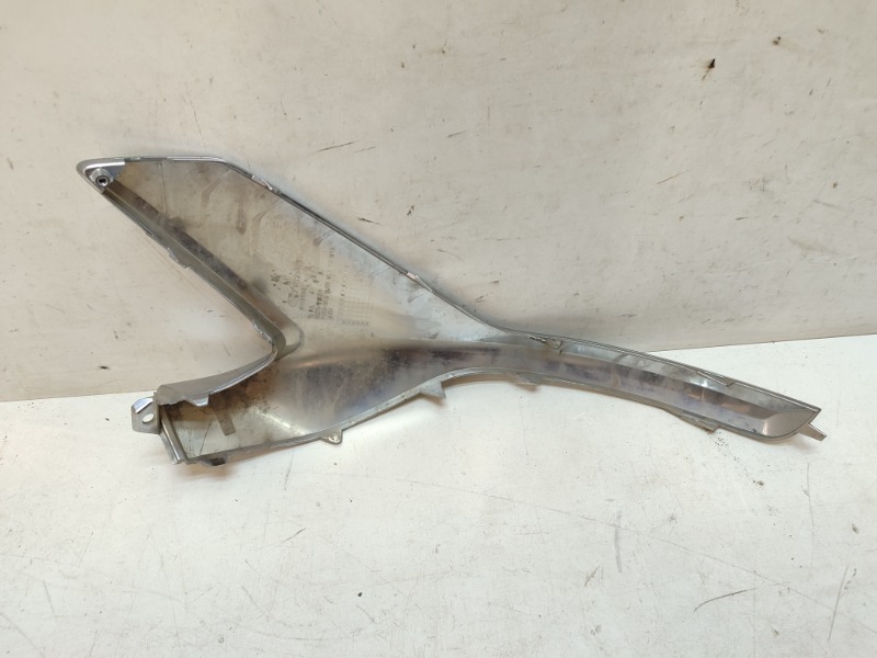 Молдинг переднего бампера правый