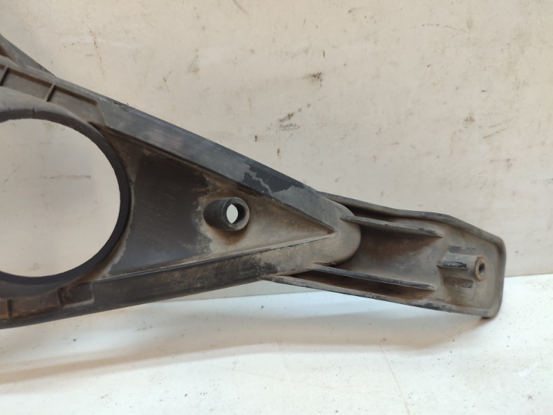 Рамка противотуманной фары правой