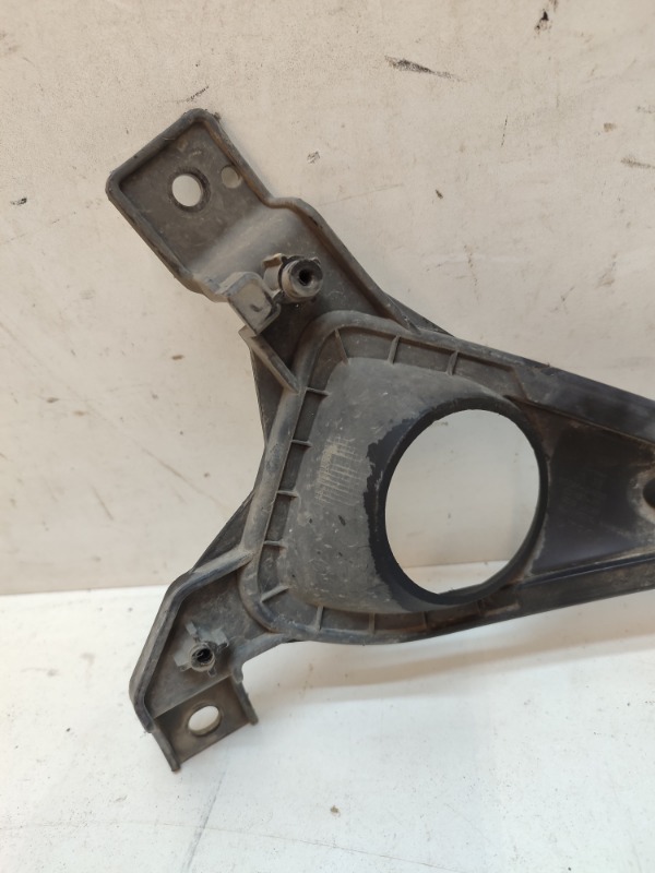 Рамка противотуманной фары правой