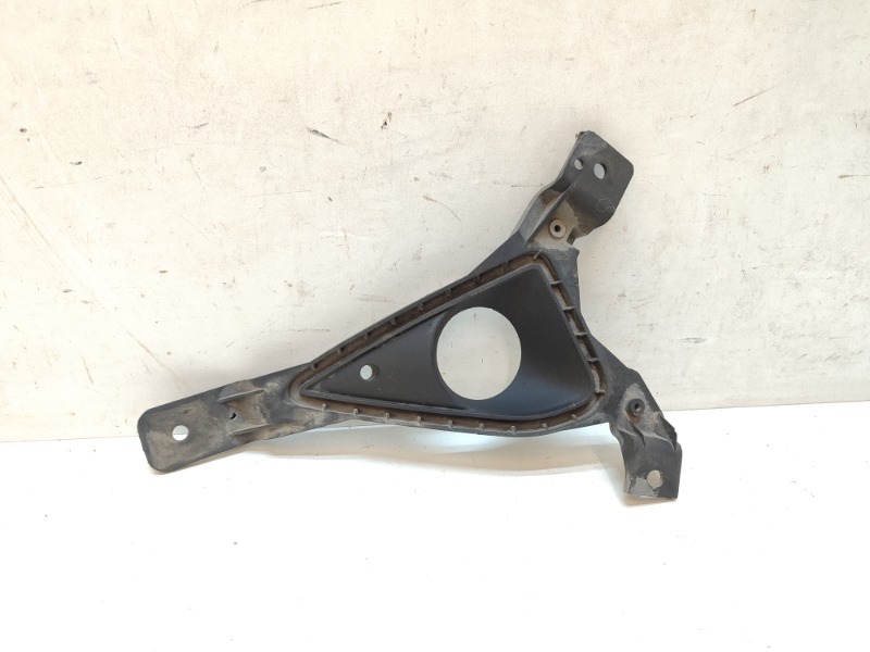 Рамка противотуманной фары правой