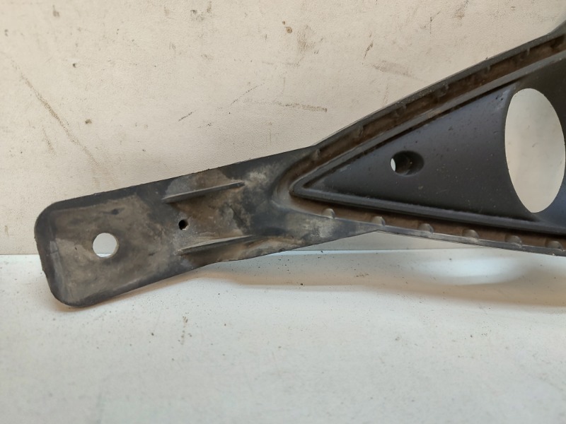 Рамка противотуманной фары правой