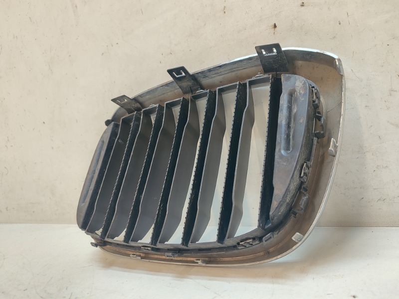 Решетка радиатора правая