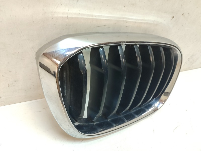 Решетка радиатора правая