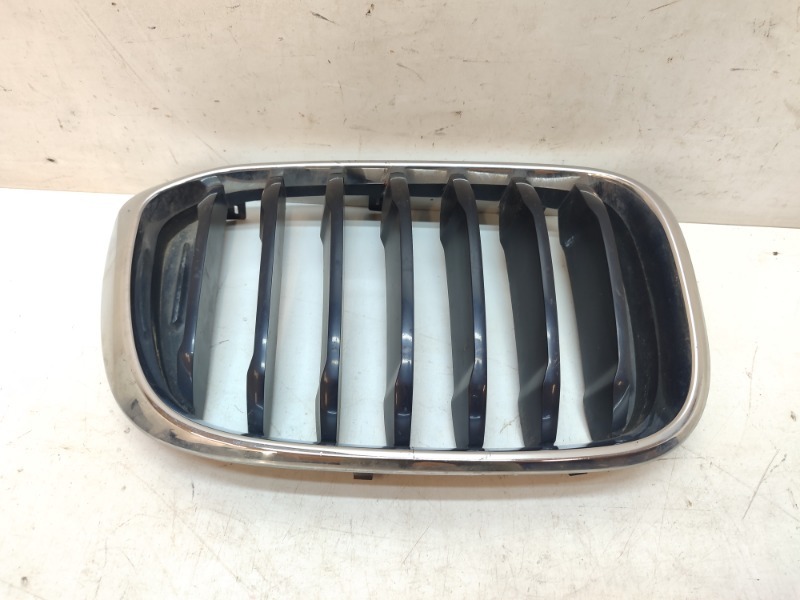 Решетка радиатора правая