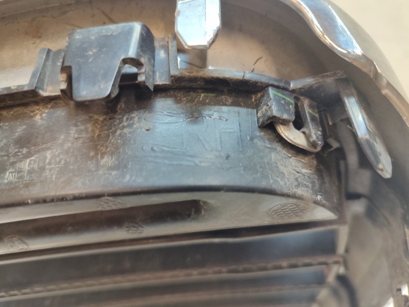 Решетка радиатора правая