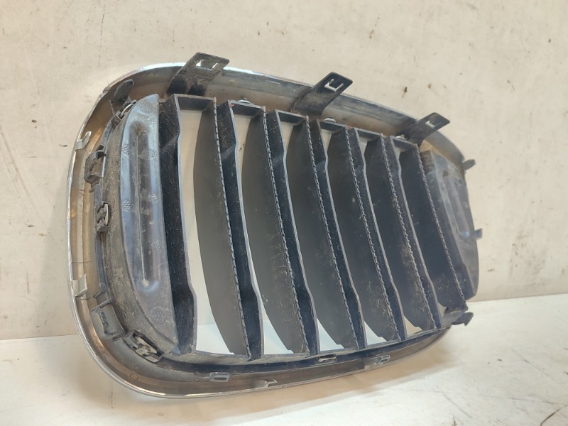 Решетка радиатора правая