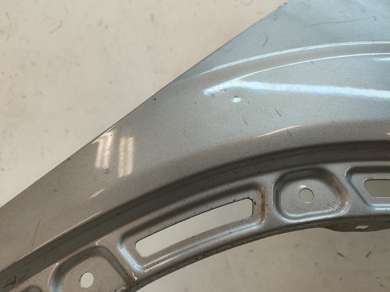 Крыло переднее правое