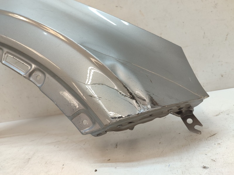 Крыло переднее правое