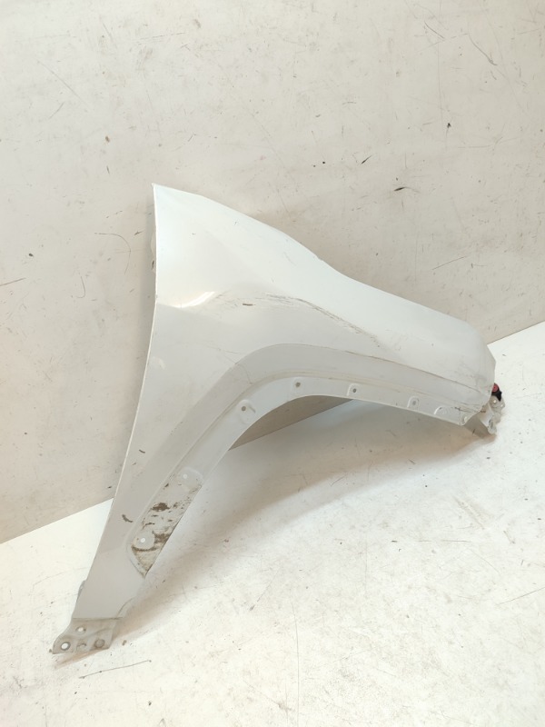 Крыло переднее правое