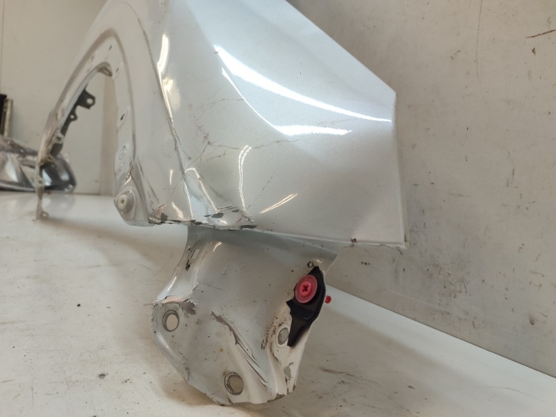 Крыло переднее правое