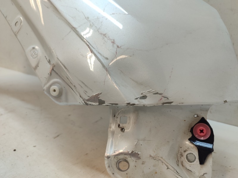 Крыло переднее правое