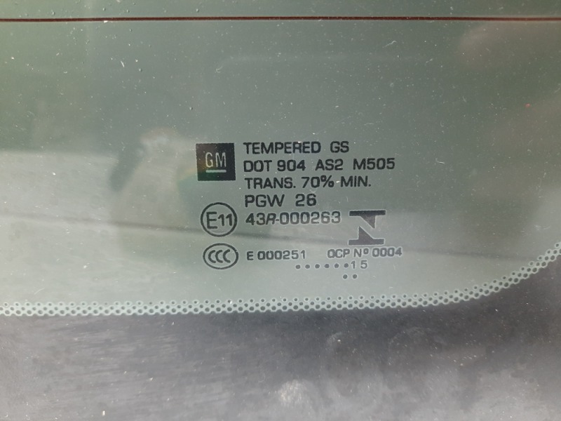 Стекло двери багажника