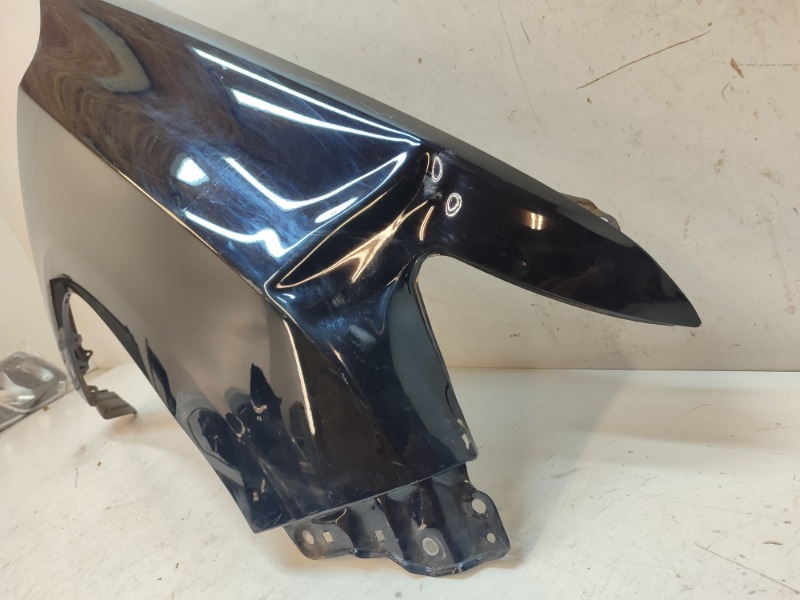 Крыло переднее правое