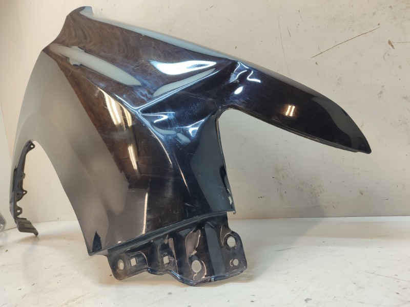 Крыло переднее правое