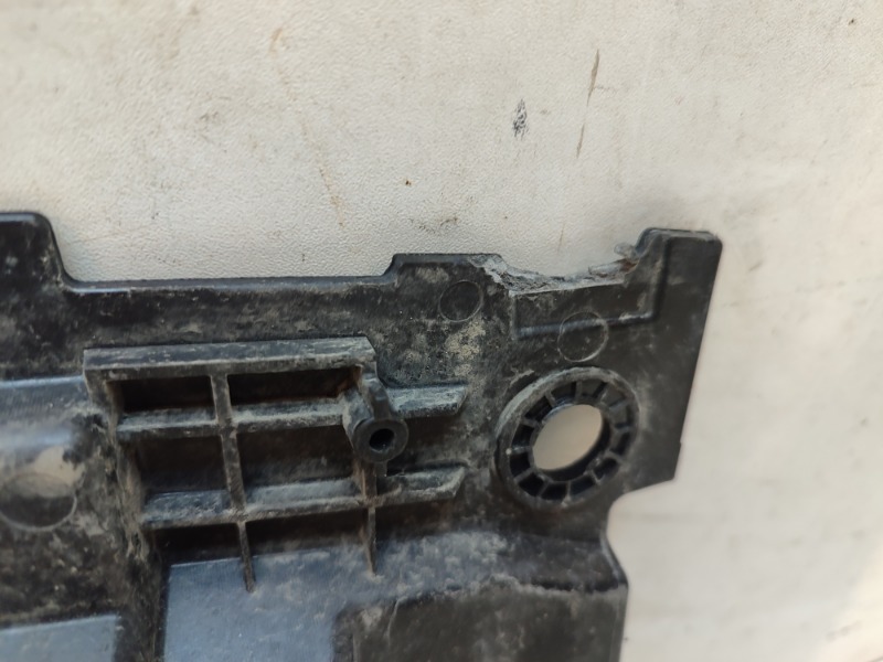 Кожух замка капота