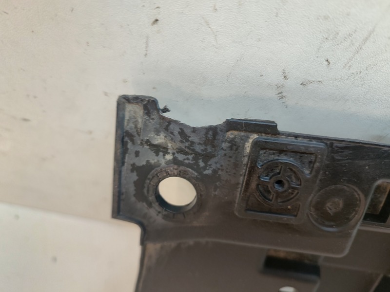 Кожух замка капота