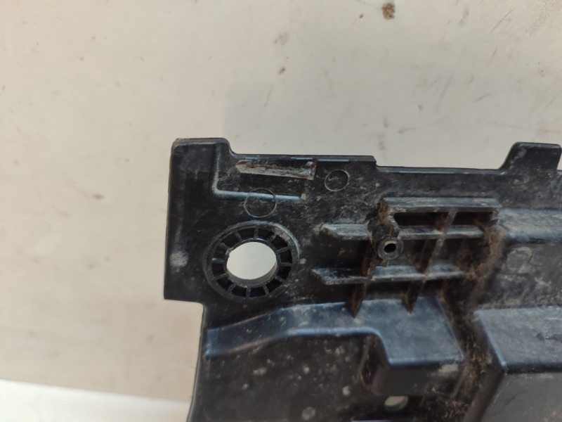 Кожух замка капота