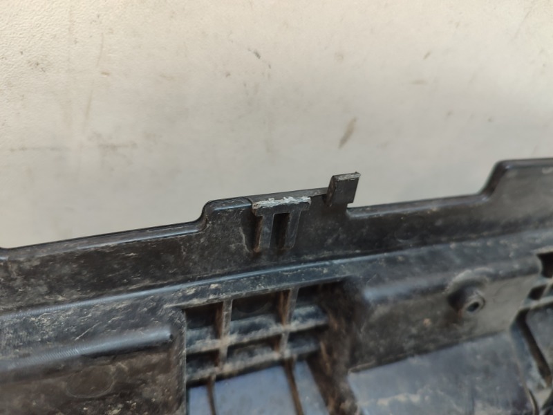 Кожух замка капота