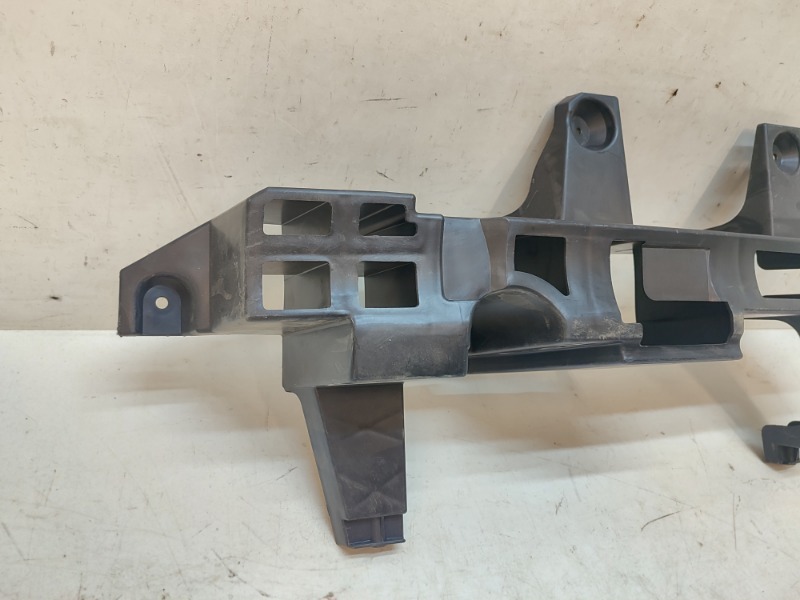 Кронштейн заднего бампера правый