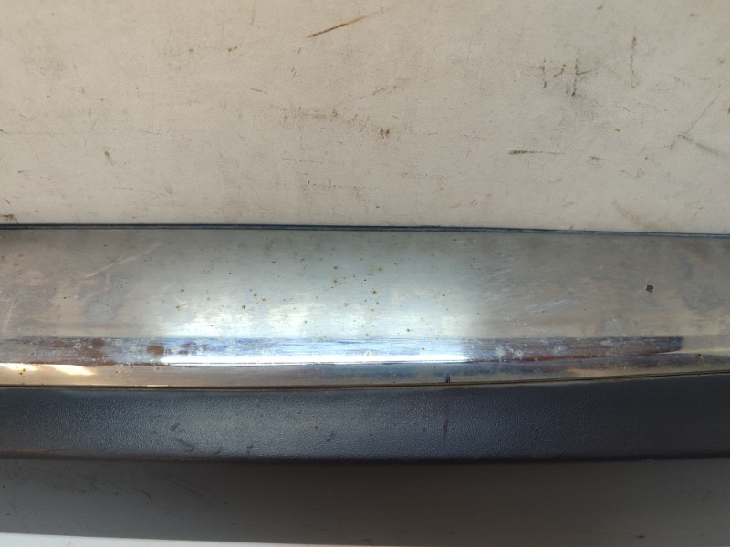 Накладка двери передней левой