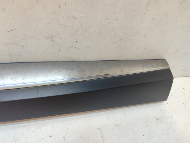 Накладка двери передней левой